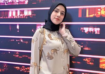Biasa Tampil Apa Adanya, Fairuz A Rafiq Justru Jadi Sorotan Saat Wajahnya Dipulas Makeup Flawless Nuansa Pink Feminin