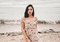 Pakai Off Shoulder Dress di Pinggir Pantai, Tampilan Marion Jola yang Super Seksi Jadi Sorotan!