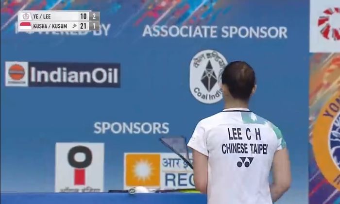saat Lee Chia Hsin mengganti raket yang bengkok di India Open 2024