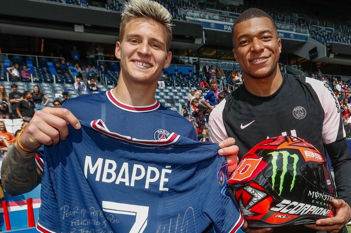 Jagoan MotoGP, Fabio Quartararo (kiri) berpose bersama pemain sepak bola tim nasional Prancis, Kylian Mbappe (kanan)