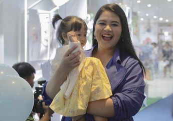 Intip Tingkah Menggemaskan Cucu Presiden, Sedah Mirah Saat Jadi Pengarah Gaya Kahiyang Ayu di Studio Pemotretan