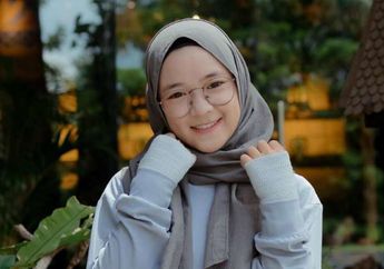 Kece dan Tetap Santun, Tiru 5 Gaya Nissa Sabyan Mengenakan Sweater Dress!
