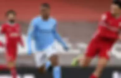 Penyerang Manchester City, Raheem Sterling (kanan) dan bek Liverpool, Trent Alexander-Arnold dalam laga pekan ke-23 Liga Inggris 2020-2021, Minggu (7/2/2021) pukul 23.30 WIB, di Stadion Anfield