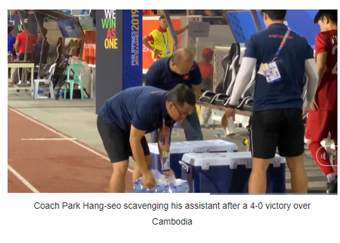 Park Hang-Seo tak segan ikut memunguti sampah usai pertandingan
