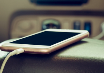 Beneran Nih, Doyan Charge di Mobil Picu Hape Cepat Rusak