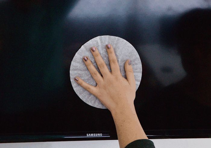 Filter kopi dapat digunakan untuk membersihkan layar TV