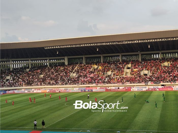 Suasana pertandingan Persis Solo Vs PSS Sleman pada laga perdana grup A Piala Presiden 2022, di Stadion Manahan, Solo, Sabtu (11/6/2022).