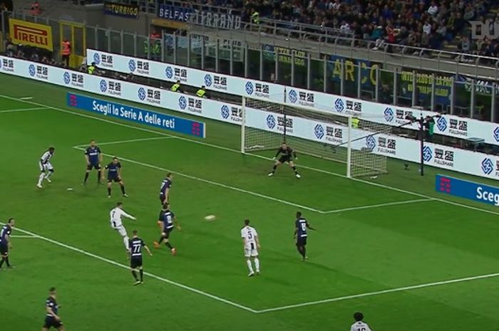 Megabintang Juventus, Cristiano Ronaldo, mencetak gol lewat tendangan petir yang membuat tujuh pemain Inter Milan di kotak penalti diam.