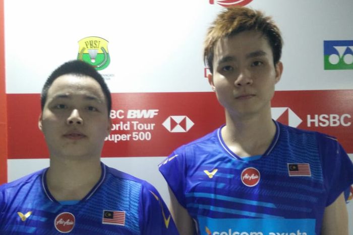 Pasangan ganda putra Malaysia, Aaron Chia/Soh Wooi Yik, berpose setelah laga semifinal Indonesia Masters 2020 di Istora Senayan, Jakarta, Sabtu (18/1/2020).