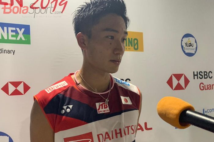 Kento Momota (Jepang) saat berada di mixed zone seusai menuntaskan penampilan pada babak pertama Indonesia Open 2019, Rabu (17/7/2019).