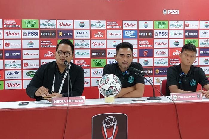 Pelatih PSS Sleman, Seto Nurdiantoro dan pemain Dedi Gusmawan pada sesi jumpa pers seusai laga melawan PSIS Semarang, Jumat (26/5/2022).