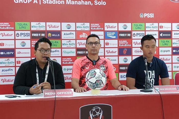 Pelatih PSIS Semarang, Sergio Alexandre dan pemain Yofandani Pranata pada sesi jumpa pers usai laga melawan PSS Sleman di Stadion Manahan, Solo, Jumat (24/6/2022).
