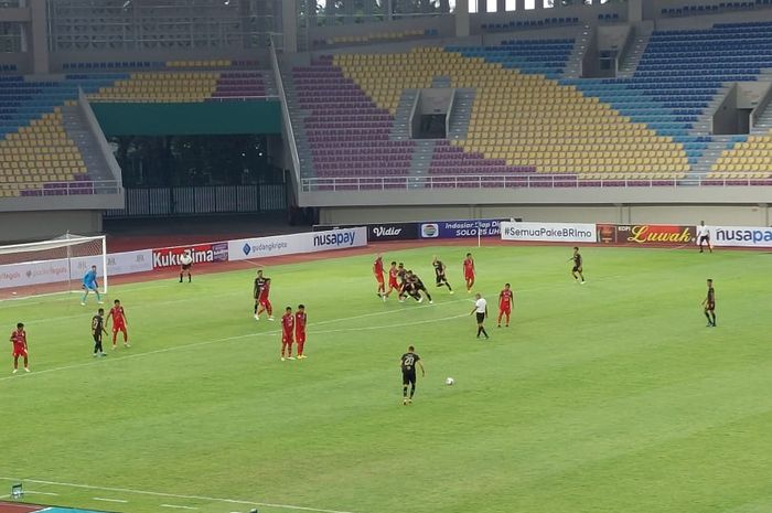 Suasana pertandingan antara Dewa United vs Arema FC, pada lanjutan laga pekan ke-12 Liga 1 2022/2023 di Stadion Manahan, Solo, Rabu (7/12/2022).