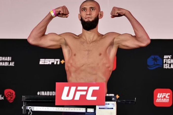 Khamzat Chimaev disebut bisa bersua top 3 saat naik ke kelas menengah UFC oleh Dana White