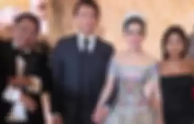 Nurbaeny Jannah (paling kanan), asisten pribadi Hotman Paris tampil glamour dalam acara gala dinner pernikahan Syahrini-Reino Barack.