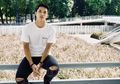 Kocak! Duduk di Bangku Suporter, Jonatan Christie Bawa Kaleng Kue untuk Semangati Marcus Kevin