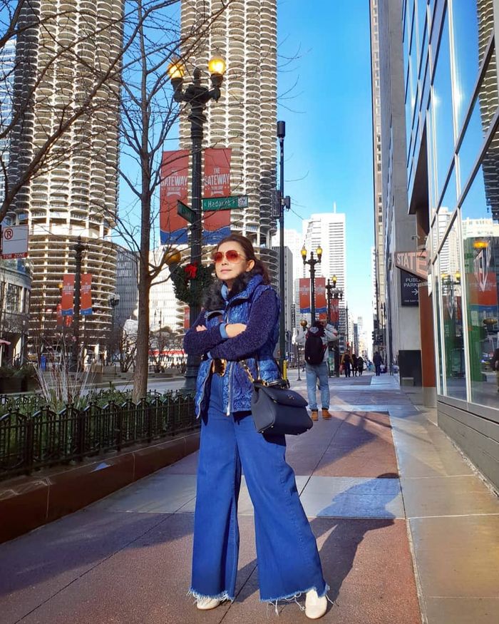 Gaya elegan dan modis Mayangsari dengan busana denim on denim