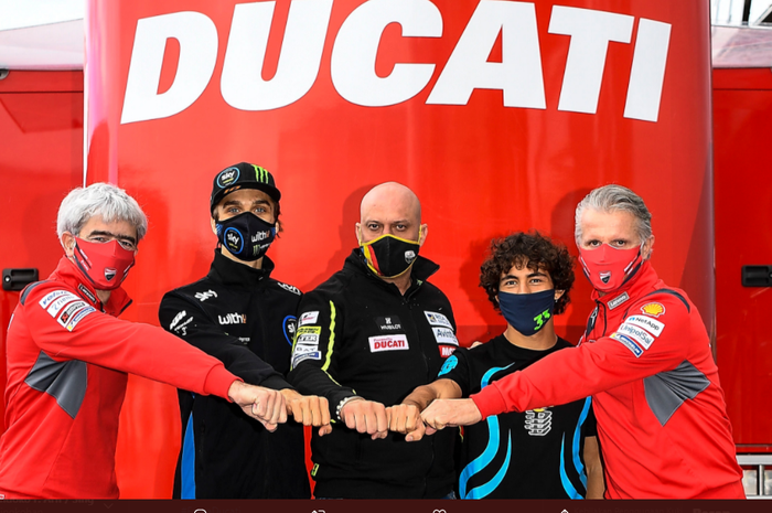 Dari kiri: General Manager Ducati Luigi Dall'Igna, Luca Marini, Kepala Tim Esponsorama Raul Romero, Enea Bastianini, dan Direktur Olahraga Ducati Paolo Ciabatti ketika meresmikan skuad tim Esponsorama pada MotoGP 2021.