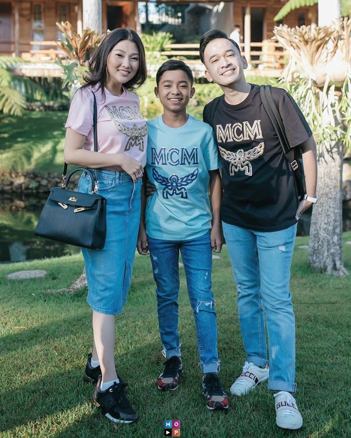 Tampilan Sarwendah saat foto bersama keluarga