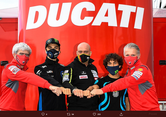 Dari kiri: General Manager Ducati Luigi Dall'Igna, Luca Marini, Kepala Tim Esponsorama Raul Romero, Enea Bastianini, dan Direktur Olahraga Ducati Paolo Ciabatti ketika meresmikan skuad tim Esponsorama pada MotoGP 2021.