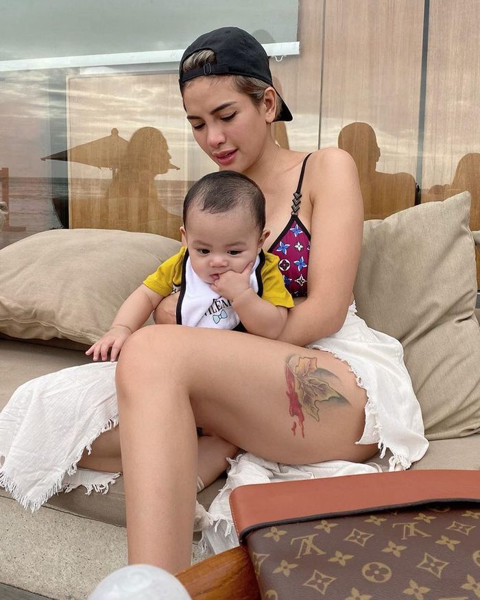 Nikita Mirzani tampil seksi pakai bikini sata main dengan anak