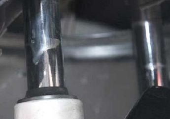 Care N' Cheers : Penyebab dan Bahaya Shock Depan Motor Bocor