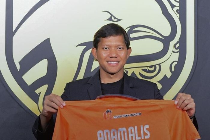 Adam Alis saat diperkenalkan sebagai pemain baru Borneo FC. 