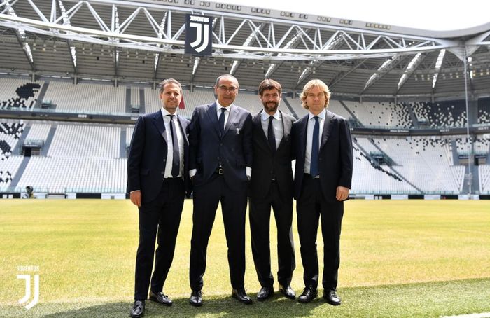 Maurizio Sarri berpose bersama Fabio Paratici, Andrea Agnelli, dan Pavel Nedved sebelum konferensi pers perkenalan pelatih baru Juventus pada Kamis (20/6/2019) 