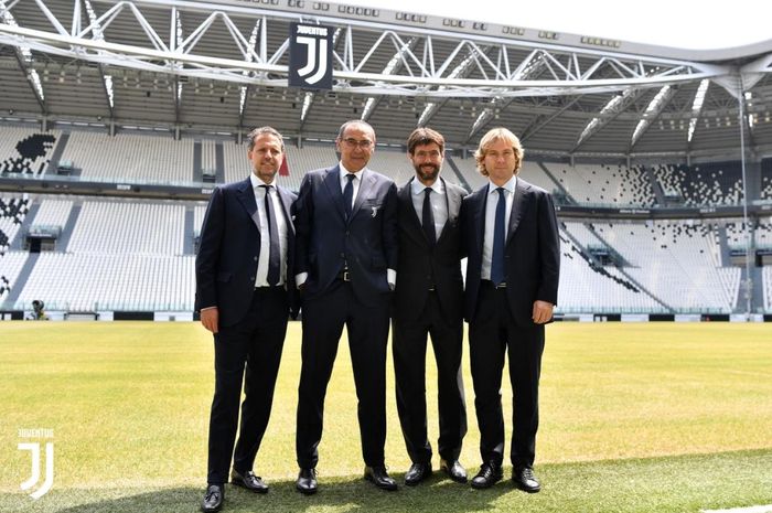 Maurizio Sarri berpose bersama Fabio Paratici, Andrea Agnelli, dan Pavel Nedved sebelum konferensi pers perkenalan pelatih baru Juventus pada Kamis (20/6/2019) 