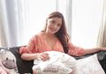 Intip Seksinya Chelsea Olivia Kenakan Lingerie Merah di Unggahan Foto Terbaru, Hot Mom!