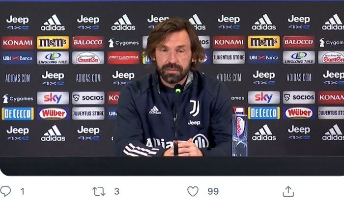 Pelatih Juventus, Andrea Pirlo, mendamprat reporter stasiun televisi Sky usai pertandingan melawan Verona pada lanjutan Liga Italia. 