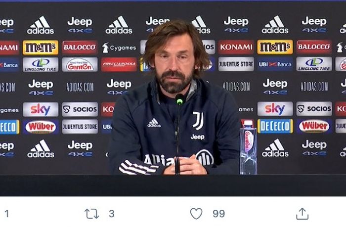 Pelatih Juventus, Andrea Pirlo, mendamprat reporter stasiun televisi Sky usai pertandingan melawan Verona pada lanjutan Liga Italia. 