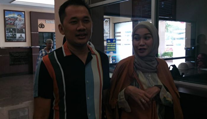 Hanung Bramantyo dan Zaskia Adya Mecca saat datang menjenguk Jefri Nichol di Polres Metro pada pukul 11.30 siang, Rabu (31/7/2019).