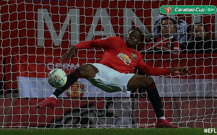 Bek Manchester United, Aaron Wan-Bissaka membuang bola di tepi gawang saat Man United berlaga melawan Rochdale di babak ketiga Piala Liga Inggris, di Old Trafford, Rabu (25/9/2019) atau Kamis dini hari WIB.