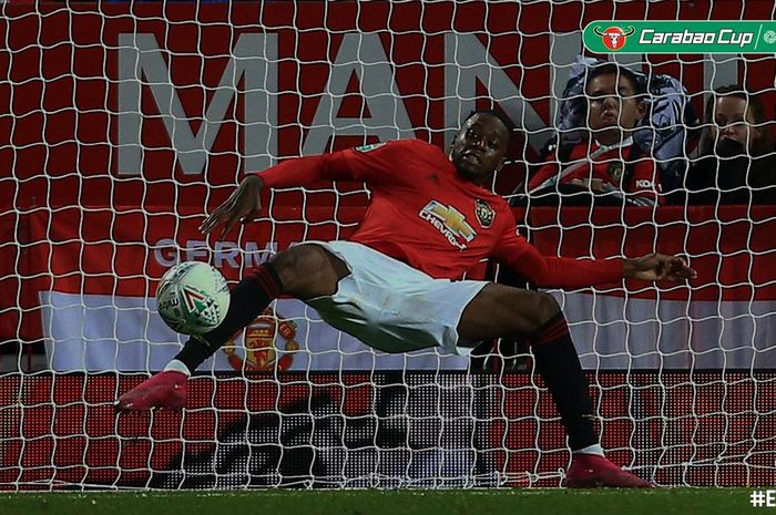 Bek Manchester United, Aaron Wan-Bissaka membuang bola di tepi gawang saat Man United berlaga melawan Rochdale di babak ketiga Piala Liga Inggris, di Old Trafford, Rabu (25/9/2019) atau Kamis dini hari WIB.