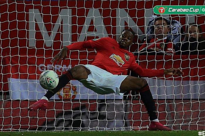 Bek Manchester United, Aaron Wan-Bissaka membuang bola di tepi gawang saat Man United berlaga melawan Rochdale di babak ketiga Piala Liga Inggris, di Old Trafford, Rabu (25/9/2019) atau Kamis dini hari WIB.