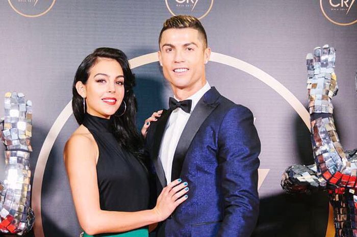 Cristiano Ronaldo (kiri) dan Georgina Rodriguez.