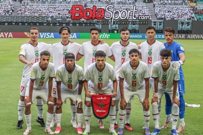 Skuat timnas U-17 Maroko (skuad timnas U-17 Maroko) sedang berfoto bersama jelang bertanding dalam laga pertama Piala Dunia U-17 2023 di Stadion Gelora Bung Tomo, Surabaya, Jumat (10/11/2023).