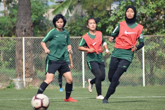 Pemain timnas Putri Indonesia berlatih di Sawangan, Depok, Jawa Barat.