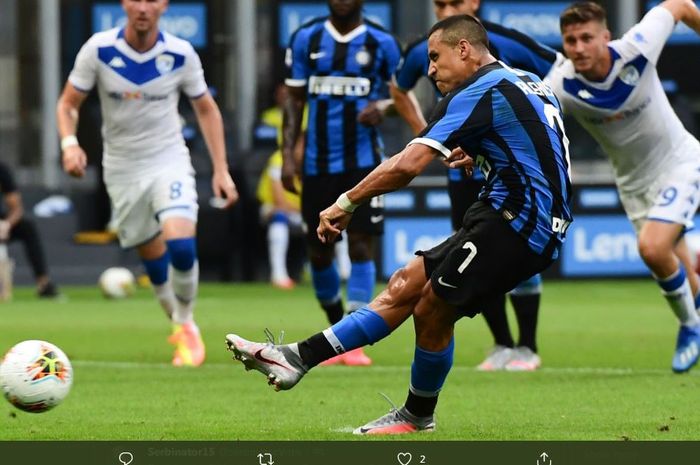 Alexis Sanchez cetak gol Inter Milan lewat tendangan penalti ke gawang Brescia dalam laga Liga Italia di Giuseppe Meazza, 1 Juli 2020.