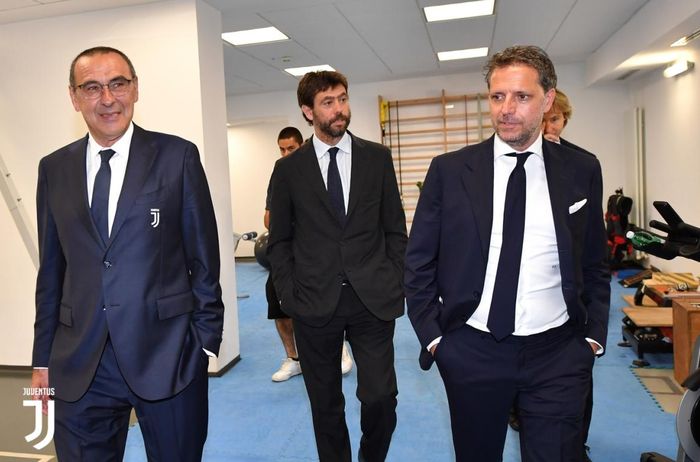 Eks pelatih Juventus, Maurizio Sarri, bersama Presiden Andrea Agnelli, dan Direktur Olahraga Fabio Paratici.