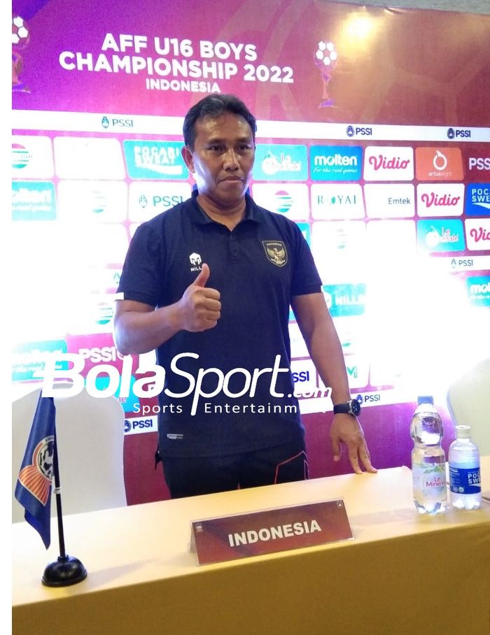Pelatih timnas U-16 Indonesia, Bima Sakti saat konferensi pers jelang laga lawan Filipina di Hotel The Rich Jogja, Sabtu (30/7/2022).