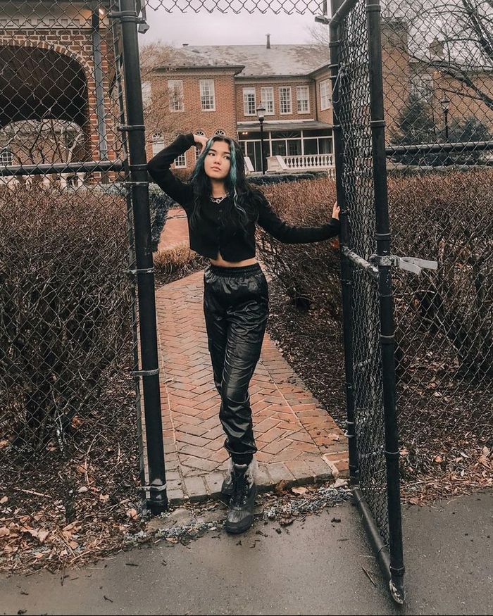 Padu padan outfit hitam ala anak Liza Natalia, Queennara