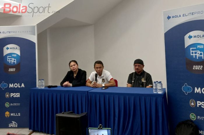 Sekjen PSSI, Yunus Nusi yang didamingi Wasekjen PSSI, Maaike Ira Puspita dan Tim Dokter Timnas, Syarif Alwi dalam konferensi pers di Stadion Madya, Senayan, Minggu (2/10/2022).