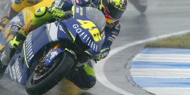 Pernah Setim Bareng Valentino Rossi, Carlos Checa Bilang Begini