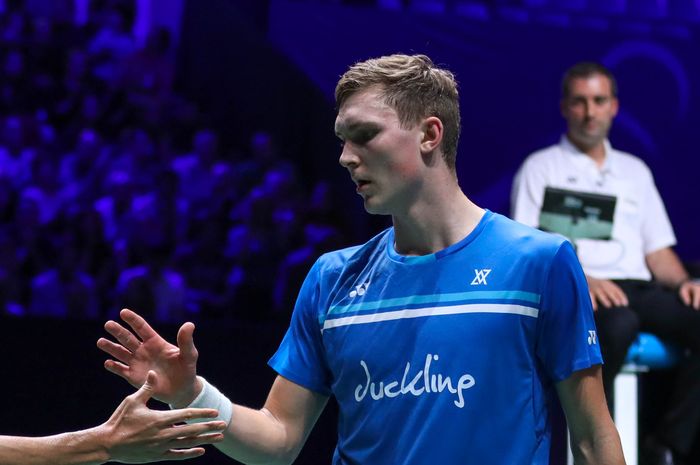 Pebulu tangkis tunggal putra Indonesia, Jonatan Christie (kiri) bersalaman dengan Viktor Axelsen (Denmark) pada semifinal French Open 2019 di Stade Pierre de Coubertin, Paris, Prancis, Sabtu (26/10/2019).