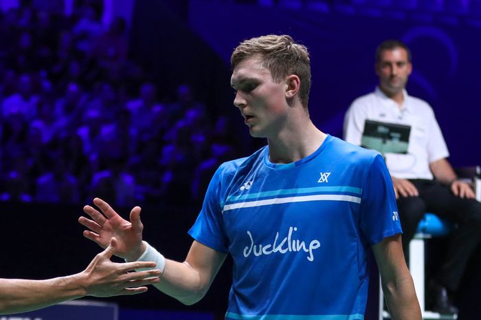 Viktor Axelsen (kanan) setelah menghadapi Jonatan Christie pada semifinal French Open 2019 di Stade Pierre de Coubertin, Paris, Prancis, Sabtu (26/10/2019).