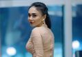 Jadi Sorotan Saat Arisan Bareng Iis Dahlia, Yuni Shara Tak Kalah Seksi Padukan Turtleneck Top dengan Celana Jeans Sobek-sobek!