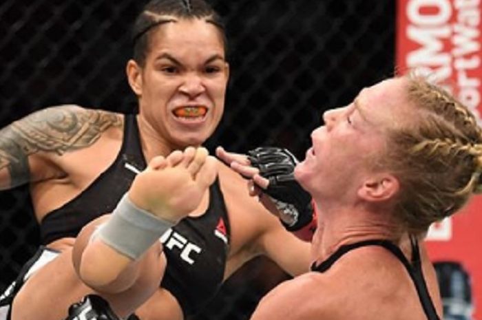 Momen saat Holly Holm (kanan) mendapat tendangan dari Amanda Nunes (kiri) yang membuatnya kemudian dinyatakan kalah TKO pada duel UFC 239, Sabtu (6/7/2019) malam waktu AS.