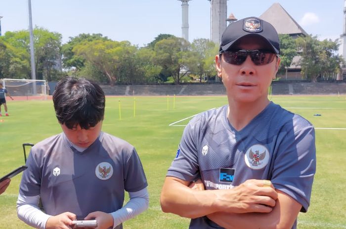 Pelatih timnas U-23 Indonesia, Shin Tae-yong, saat memberikan keterangan kepada media di Stadion Sriwedari, Solo, Minggu (10/9/2023).